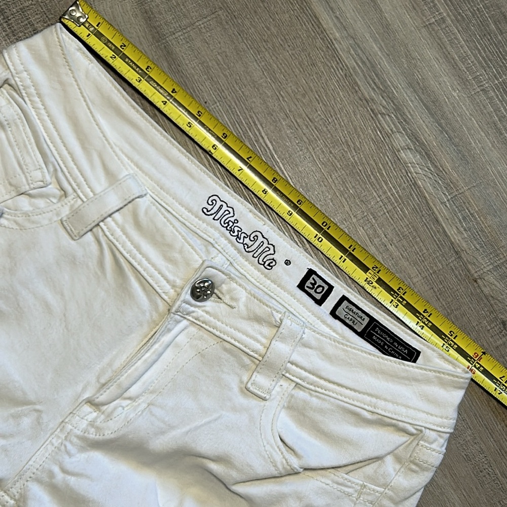 Woman’s Miss Me white distressed, signature capris - size 30 - Picture 13 of 16